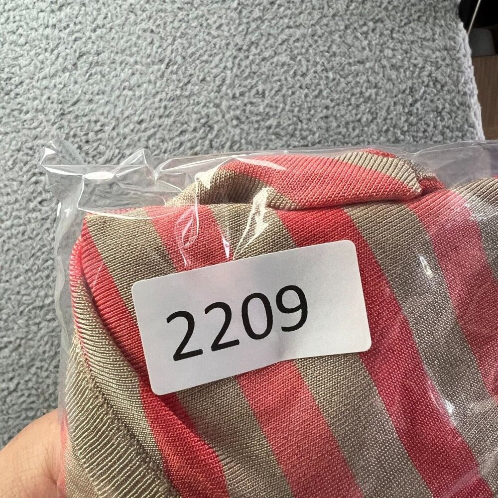 The Limited Pinky Red V Neck Sweater Womens Size Small Rayon Nylon - Picture 7 of 7